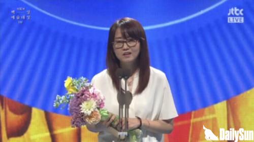 김은희 백상예술대상 각본상수상.jpg