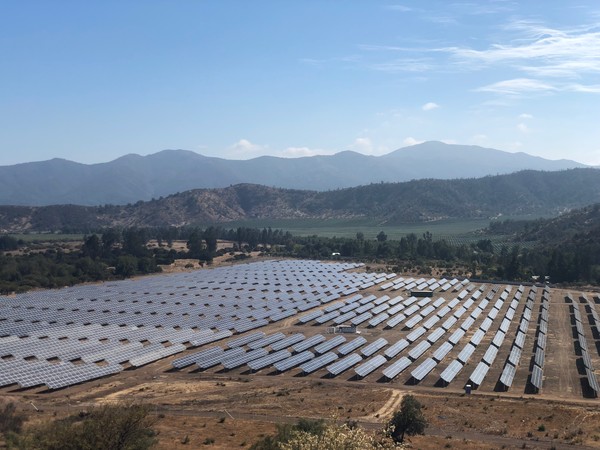 DL에너지가 보유하고 있는 칠레 산타 로사 태양광 발전 단지 전경.