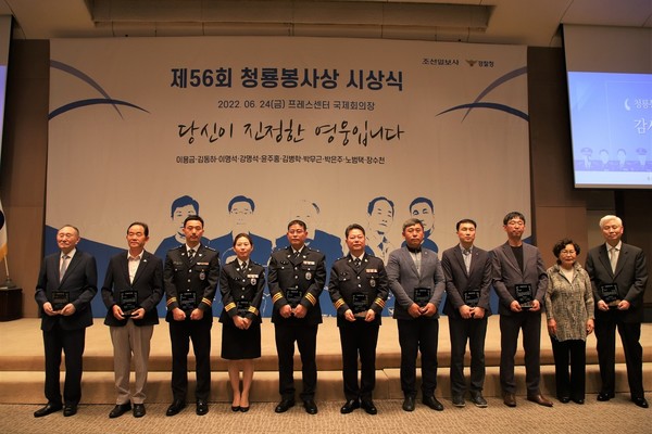 수상자 단체 사진.  (왼쪽 두번째) 박무근 대표