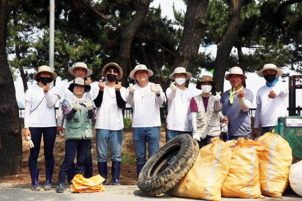 상하농원 고창 갯벌 플로깅에 참여한 참가자의 기념촬영 모습 (제공 : 상하농원)