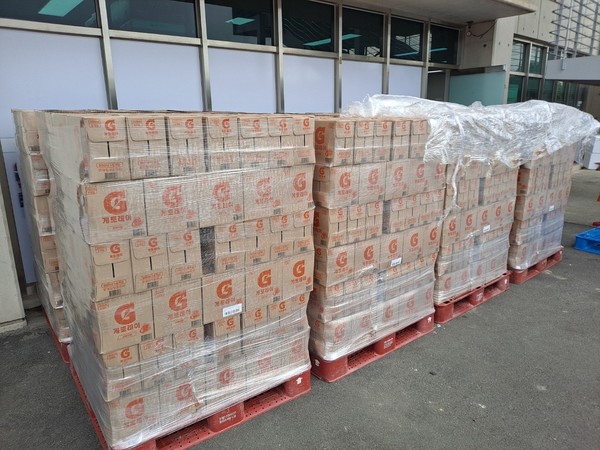 롯데칠성음료가 포항시 이재민과 자원봉사자를 위해 이온음료 9,700여병을 적십자사에 전달했다.