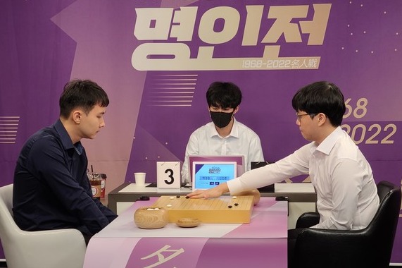 박정환 9단(왼쪽)과 신민준 9단의 패자조 결승 대국장면.