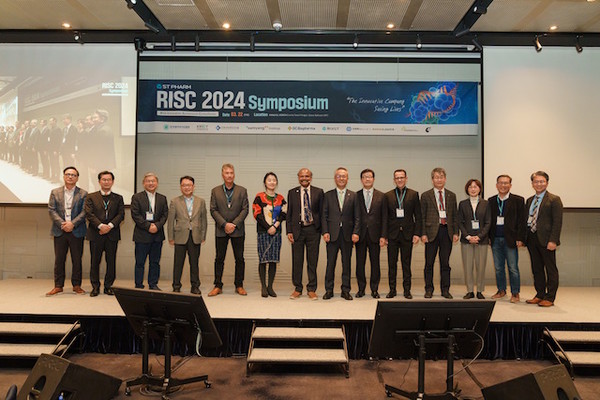 김경진 에스티팜 대표이사(우측에서 7번째)와 주요 연사들이 RISC 2024에서 기념사진을 촬영하고 있다. 