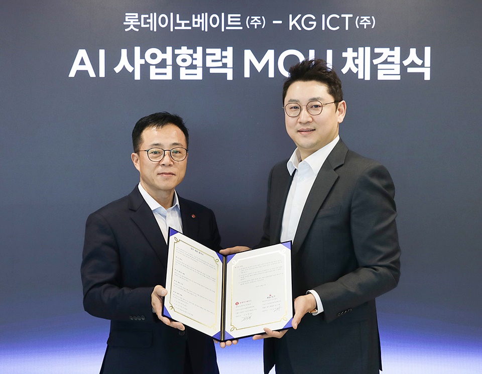 고두영 롯데이노베이트 대표(왼쪽)와 이상준 KG ICT 대표가 업무 협약을 체결하고 기념 사진을 촬영하고 있다.