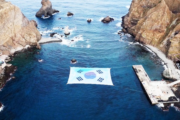 독도의 동도와 서도 사이의 바다 위에서 초대형 태극기 퍼포먼스를 펼친 장면.