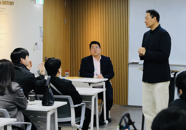 '2024 1분기 간담회'에서 송호섭 bhc 대표(오른쪽)가 가맹점주들과 논의를 이어가고 있다.
