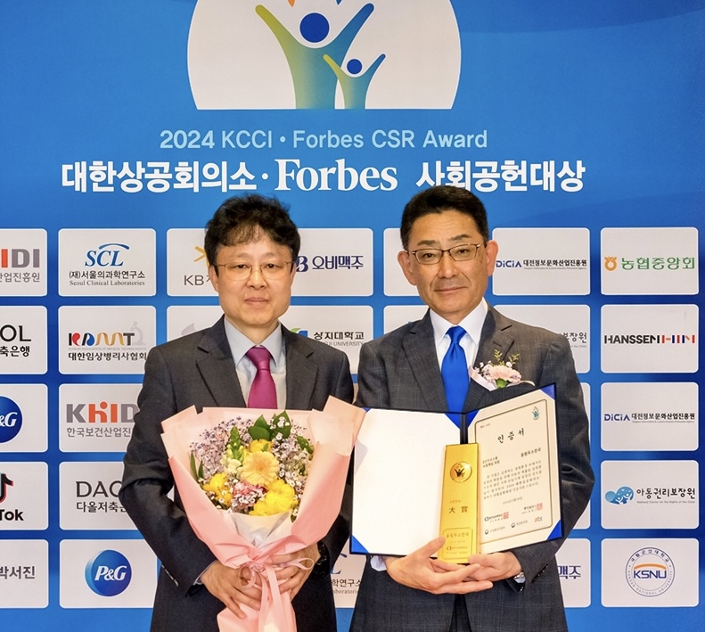 오카다 나오키 올림푸스한국 대표(오른쪽)와 홍승갑 경영지원본부장이 사회책임부문 대상을 수상한 후에 기념 사진을 촬영하고 있다.