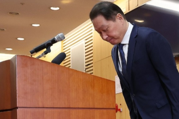 17일 오전 SK서린빌딩 기자회견장에서 최태원 회장이 고개숙여 사과하고 있다.