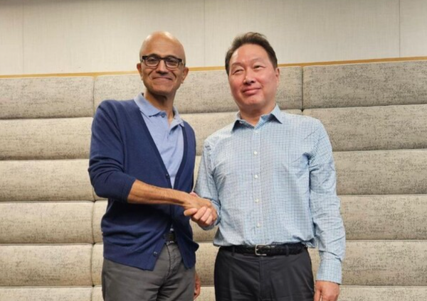 MS 사티아 나델라 CEO와 최태원 SK회장. 사진= 최태원 회장 SNS