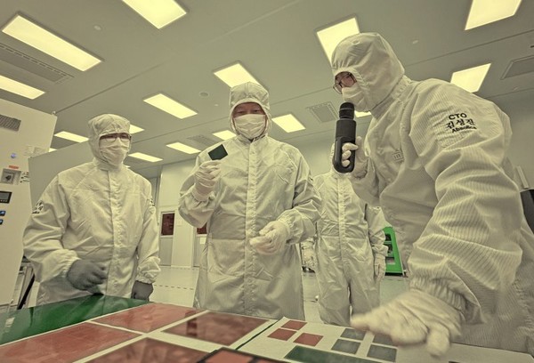 최태원 SK그룹 회장이 지난 3일(현지시간) 미국 조지아주 커빙턴시에 위치한 앱솔릭스를 찾아 세계 최초 글라스 기판 양산 공장을 둘러보며 사업 현황을 점검하고 있다. 사진=SK