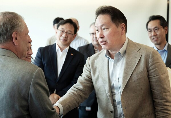 최태원 회장이 지난 2일(현지시간) 뉴저지에 위치한 SK바이오팜의 미국 법인 SK라이프사이언스 본사를 찾아 바이오 사업 현황을 점검하고 있다. 사진=SK