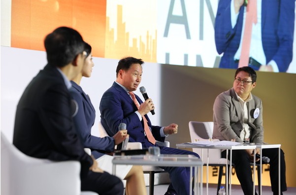 최태원 SK그룹 회장(왼쪽에서 3번째)이 2024년 9월 25일 울산전시컨벤션센터에서 열린 ‘2024 울산포럼’ 폐회식에 참석해 기술과 문화를 활용한 울산의 혁신방안에 대해 설명하고 있다.