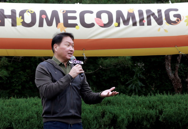 최태원 SK 회장이 지난 3일 홈커밍데이 행사에 참석해 환영사를 하고 있다. 사진=SK