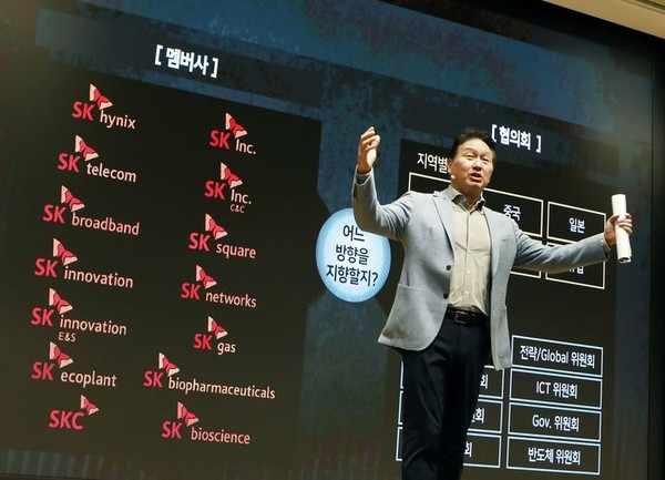 최태원 SK그룹 회장이 2024 CEO세미나에서 발표하고 있다. 사진=SK