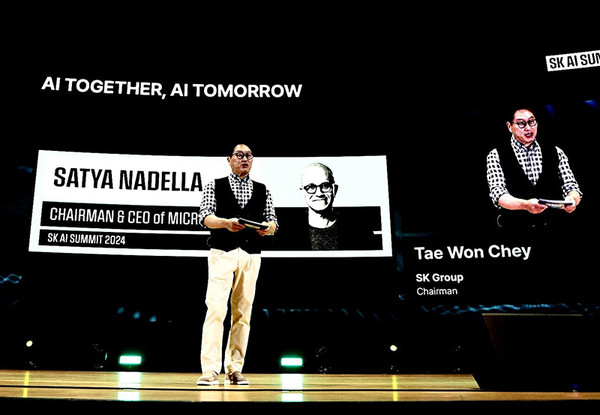 최태원 SK그룹 회장이 4일 서울 강남구 코엑스에서 열린 'SK AI SUMMIT 2024'에서 기조 연설을 하고 있다.