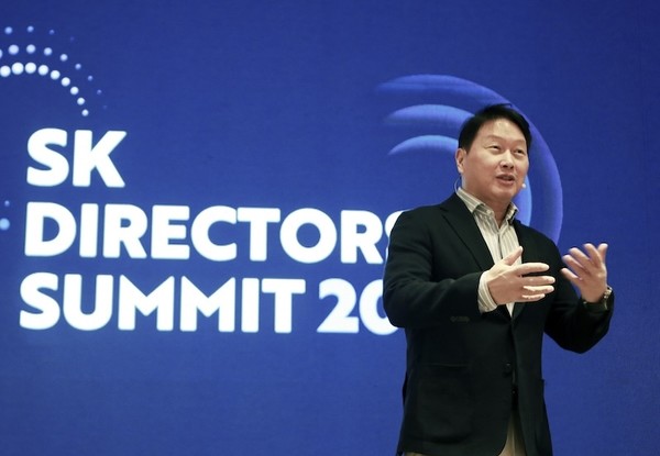 최태원 SK그룹 회장이 지난 7일 서울 광진구 워커힐 호텔에서 'SK 디렉터스 서밋(Directors' Summit) 2024'에서 오프닝 스피치를 하고 있다. 사진=SK