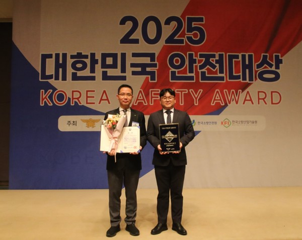 3일 서울 중구 한국프레스센터에서 열린 ‘제24회 대한민국 안전대상’ 시상식에서 한국토지주택공사 직원들이 행정안전부 장관상 수상 기념사진을 촬영하고 있다.