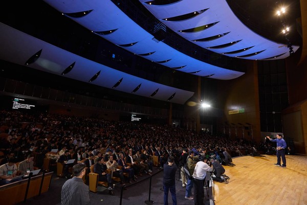 . 3일 서울 강남구 코엑스에서 열린 ‘SK AI Summit(서밋) 2025’에서 청중들이 최태원 회장의 ‘AI Now & Next’를 주제로한 기조연설을 듣고 있다.