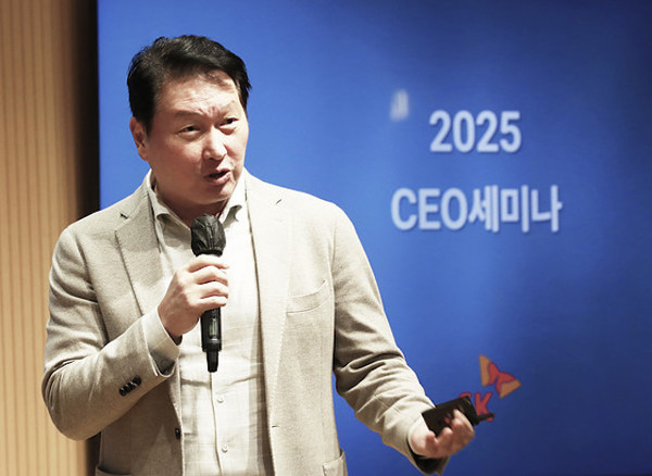 최태원 SK회장이 지난 6일부터 8일까지 경기도 이천 SKMS연구소에서 열린 '2025 SK그룹 CEO세미나'에서 발언하고 있다. (사진=SK그룹)