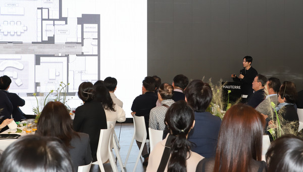 런칭행사에서 '아틀리에 에디션' PT를 하는 양태오 작가.