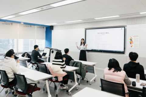SK행복나눔재단 취업 연계형 장애인 육성 프로그램에 참여한 장애인 훈련생들이 직무 훈련을 받고 있다. 사진=행복나눔재단