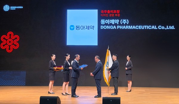 백상환 동아제약 대표이사 사장(왼쪽에서 네 번째)이 지난 12일 서울 코엑스에서 열린 ‘제27회 대한민국 디자인대상’에서 디자인경영 부문 ‘국무총리 표창’을 수상하고 있다.
