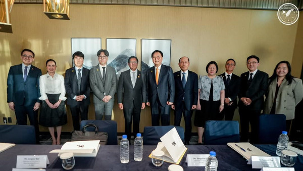 왼쪽 다섯 번째부터 페르디난드 마르코스 주니어 필리핀 대통령, 박상신 DL이앤씨 대표, 유재호 DL이앤씨 플랜트사업본부장, 버나뎃 테레세 페르난데스(Bernadette Therese C. Fernandez) 주한 필리핀 대사.