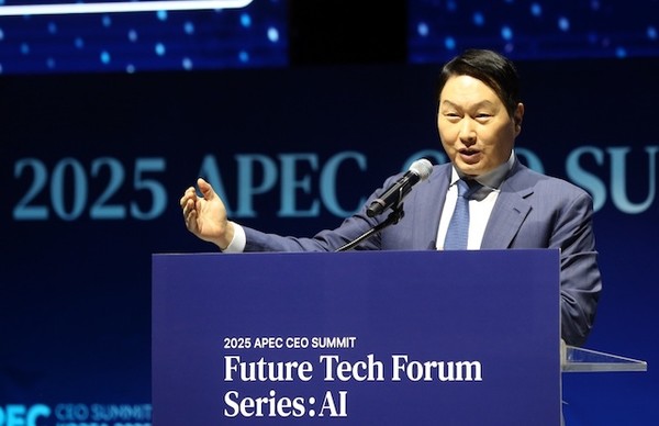 최태원 SK그룹 회장이 내년 1월 미국 라스베이거스에서 열리는 ‘CES 2026’ 에 참석할 것으로 전해지며, 젠슨 황과 추가 회동이 성사될 지에 업계의 관심이 집중되고 있다. 사진은 최태원 회장이 지난달 28일 APEC CEO 서밋 부대행사 ‘퓨처테크포럼 AI’에서 환영사를 하고 있는 모습. 사진=SK텔레콤