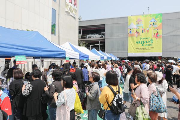 지역 상생과 기부 문화확산을 위한 자선행사인 '제14회 동아제약 사랑나눔바자회' 현장 모습