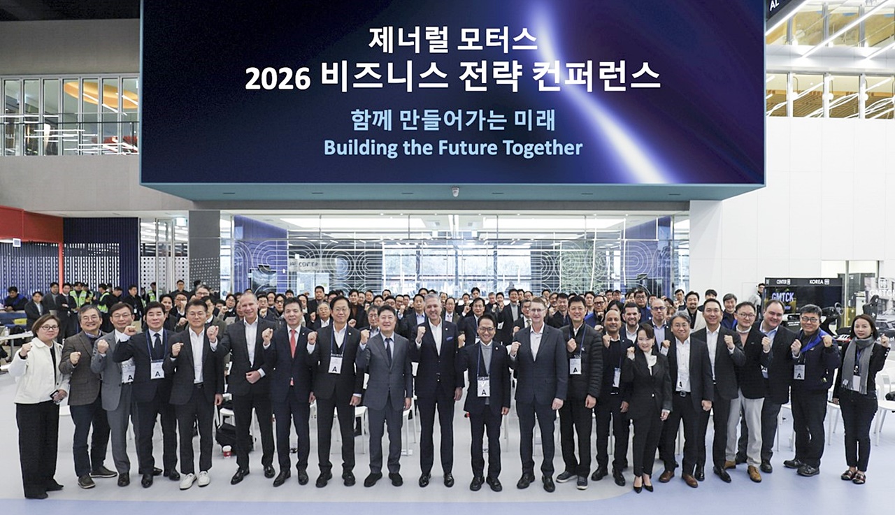 한국지엠의 '2026년 비즈니스 전략 컨퍼런스'에 참석한 헥터 비자레알 한국GM 사장(왼쪽에서 10번째), 브라이언 맥머레이 GM테크니컬센터코리아 사장(12번째), 윤명옥 한국GM 최고마케팅책임자 겸 커뮤니케이션 총괄 전무(15번째), 박선원 국회의원(11번째), 김진태 인천시본부장(8번째), 허우영 한국GM 협신회장(9번째), 강장원 한국지엠대리점협의회장(4번째)이 기념 사진을 촬영하고 있다.