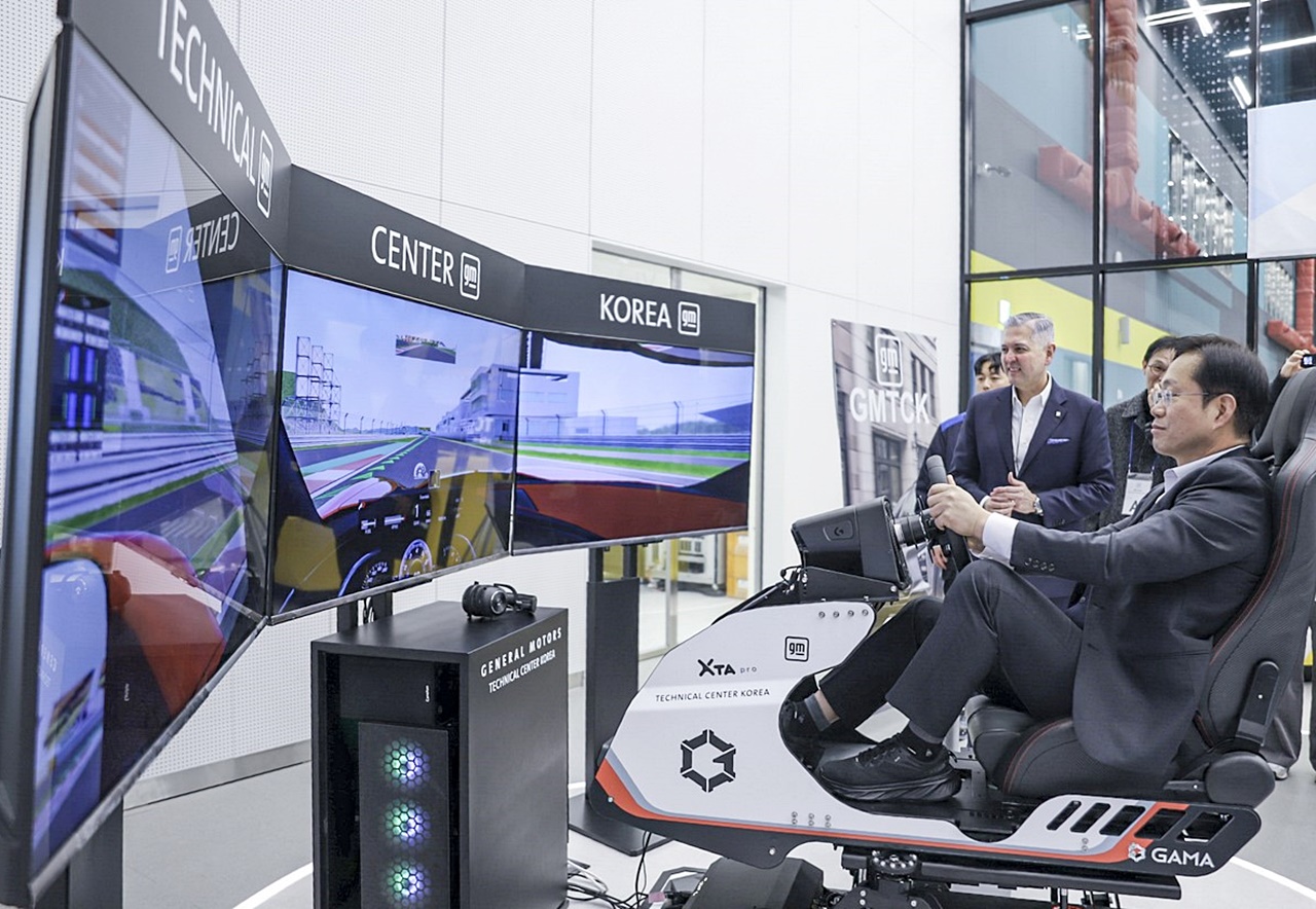 '드라이버-인-더-루프 시뮬레이터'를 체험하고 있는 김진태 인천시본부장(맨 오른쪽)과 이를 지켜보고 있는 헥터 비자레알 한국GM 사장(오른쪽 두번째).