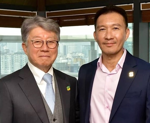 오광현 청오DPK 회장(왼쪽)과 조셉 슈 써브웨이 아시아태평양지역 사장이 기념 사진을 촬영하고 있다.  (사진제공 청오DPK)