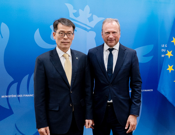 12일 룩셈부르크 재무부 청사에서 (왼쪽부터) 김성태 기업은행장, 질 로트 룩셈부르크 재무장관 겸 룩셈부르크 하우스 오브 핀테크(LHoFT) 의장이 기념촬영을 하고 있는 모습