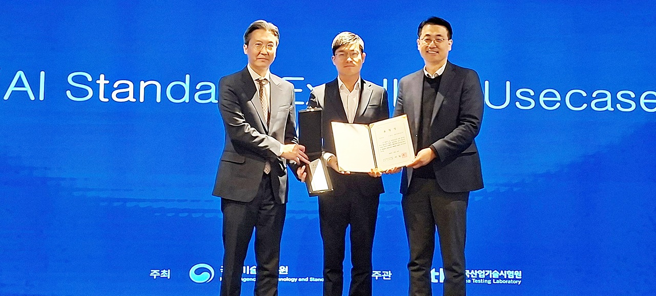 민상윤 솔루션링크 대표(산업인공지능 표준화포럼 운영위원장. 맨 왼쪽)와 오현식 롯데이노베이트 AI테크랩 상무(가운데), 이경일 솔트룩스 대표(산업인공지능 표준화포럼 의장)가 시상식에서 기념 사진을 촬영하고 있다.