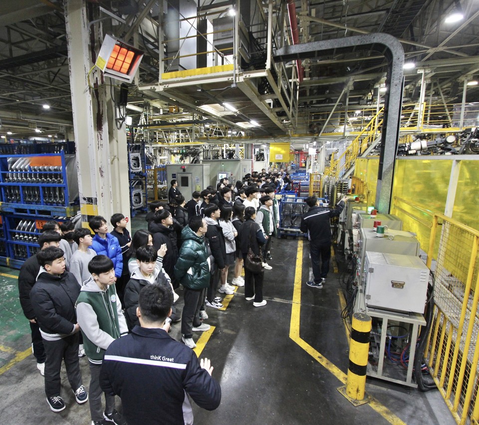 공장을 방문한 평택지역 중학생들이 생산라인을 둘러 보고 있다.