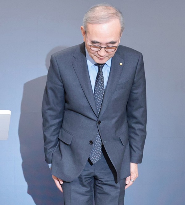 김영섭 KT 대표가 30일 오후 침해사고 관련 대고객 사과와 함께 정보보안 혁신방안 기자브리핑에 앞서 사과하고 있다.