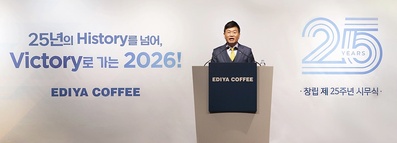 문창기 이디야커피 회장이 2026년 시무식에서 임직원들의 노고에 감사를 표하면서 새해 사업 방향을 제시하고 있다.