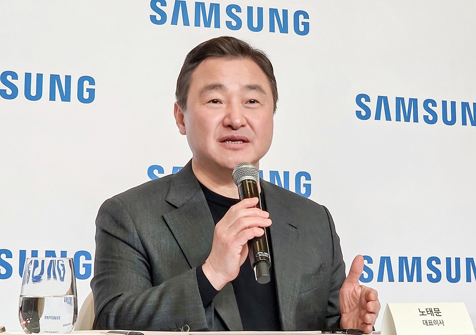 노태문 삼성전자 대표 겸 DX부문장이 현지시간 5일 라스베이거스 CES2026 현장에서 열린 국내 기자간담회에서 AI 비전을 발표하고 있다.