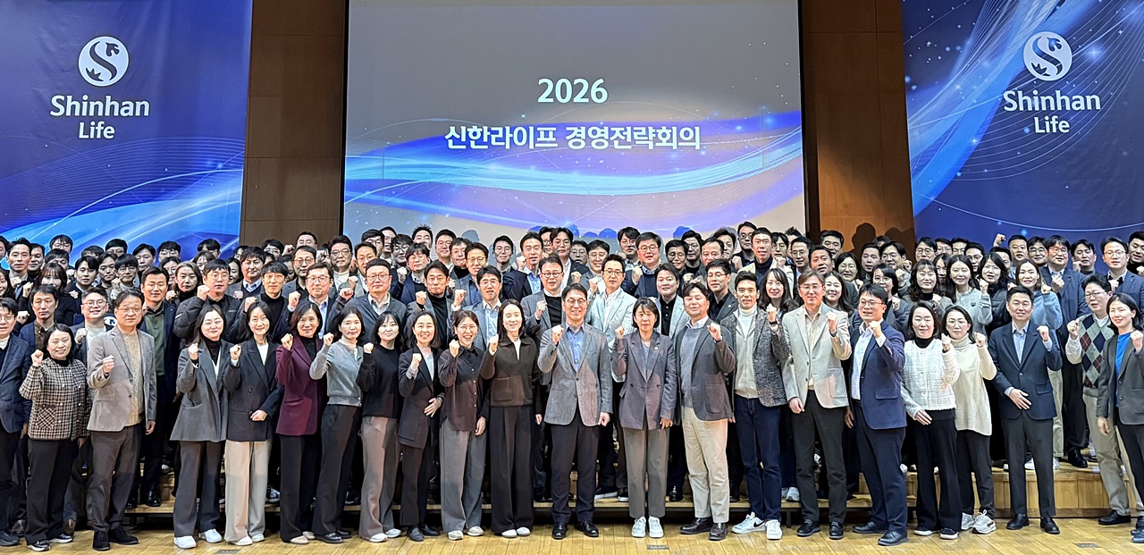 파주에서 열린 새해 경영전략회의에서 천상영 사장(앞줄 가운데)이 임원, 부서장들과 함께 기념 사진을 촬영하고 있다.