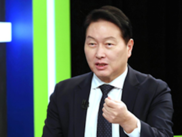 최태원 대한상공회의소 회장 겸 SK그룹 회장의 방송 대담 모습 (사진=대한상공회의소)