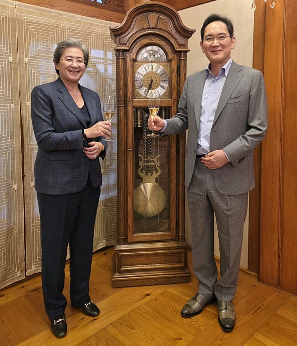 이재용 삼성전자 회장과 리사 수 AMD CEO가 업무협약 체결 저녁 승지원에서 협력을 기념한 만찬에서 기념 사진을 촬영하고 있다.