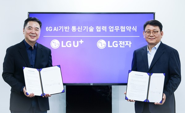 전날 서울 강서구 LG사이언스파크에서 진행한 협약식에서 이상엽 LG유플러스 CTO(왼쪽)와 제영호 LG전자 C&M표준연구소장이 기념촬영을 하고 있는 모습.