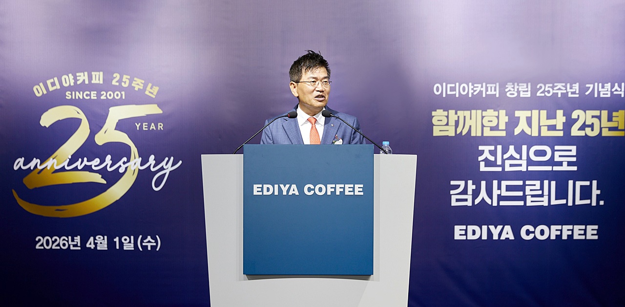문창기 이디야커피 회장이 창립 25주년 기념식에서 인사말을 전하고 있다.