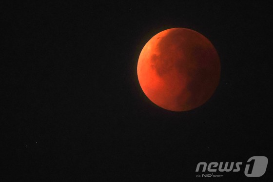 달이 지구 그림자에 완전히 가려지는 '개기월식'이 진행된 8일 새벽 서울 밤하늘에 지구 대기를 통과한 태양빛이 반사돼 붉게 빛나는 '레드문'이 관측되고 있다.