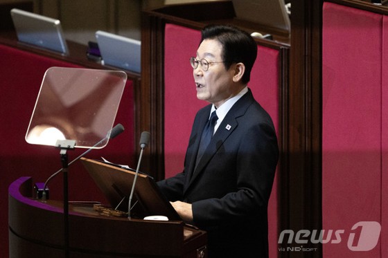 이재명 대통령이 4일 오전 국회 본회의장에서 열린 제11차 본회의에서 내년도 예산안 관련 시정연설을 하고 있다.