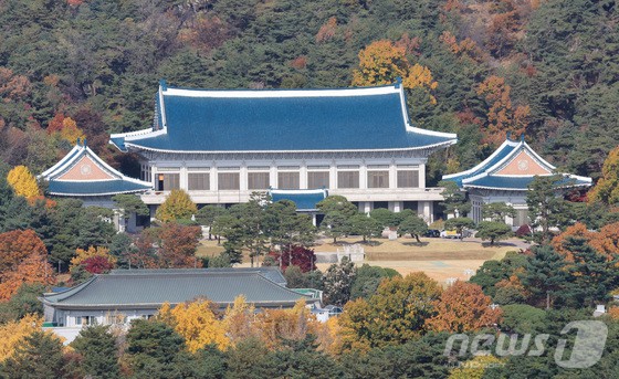 서울 정부서울청사에서 바라본 청와대 모습.