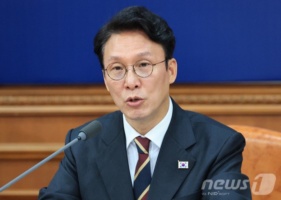 김민석 국무총리가 25일 서울 종로구 정부서울청사에서 열린 국무회의에서 모두발언을 하고 있다.