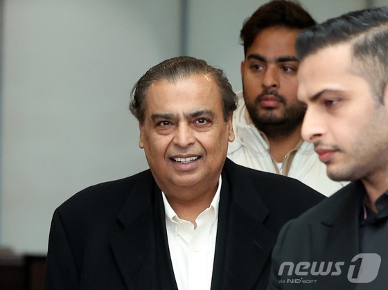 아시아 최대 부호 무케시 암바니 인도 릴라이언스 그룹 회장이 25일 서울 강서구 서울김포비즈니스항공센터를 통해 입국하고 있다.