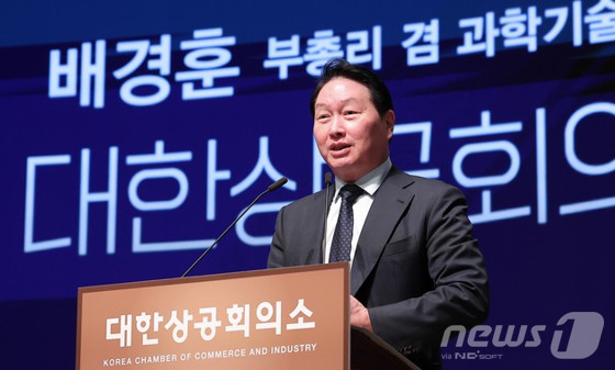 최태원 대한상의 회장이 18일 서울 중구 대한상공회의소에서 열린 배경훈 부총리 겸 과학기술정보통신부 장관 초청 CEO 조찬간담회에서 인사말을 하고 있다.