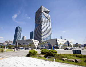 IFEZ, 바이오 특화 공유시설 전문기업 ‘(주)르호봇’과 업무 협약 체결 - 뉴스 썸네일 이미지